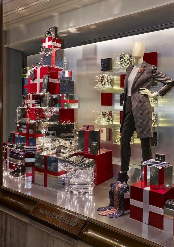 Monte uma vitrine natalina com produtos em destaque — a vitrine costuma…