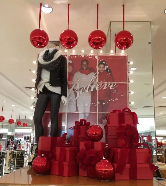 Monte uma vitrine natalina com produtos em destaque — a vitrine costuma…
