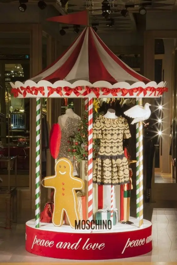 Monte uma vitrine natalina com produtos em destaque — a vitrine costuma…