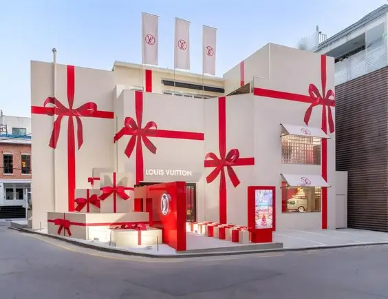 Monte uma vitrine natalina com produtos em destaque — a vitrine costuma…