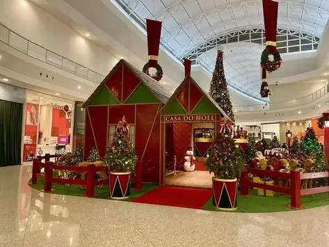 Monte uma vitrine natalina com produtos em destaque — a vitrine costuma…