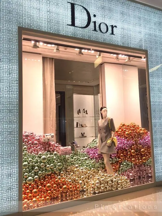 Monte uma vitrine natalina com produtos em destaque — a vitrine costuma…