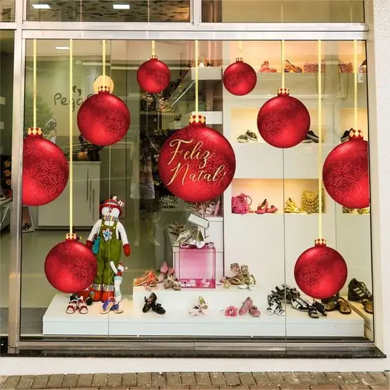 Monte uma vitrine natalina com produtos em destaque &mdash; a vitrine costuma&hellip;