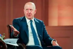 IA em pequenas empresas: CEO do Goldman Sachs explica por que modelos de ponta não são prioridade