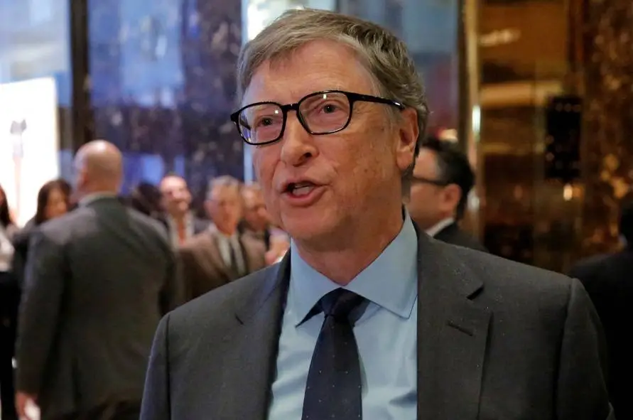 Jeff Bezos, fundador da Amazon, e Satya Nadella, CEO da Microsoft, sentaram-se…